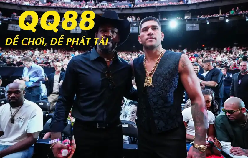 Jon Jones (trái) và Alex Pereira. Jon Jones (trái) và Alex Pereira.